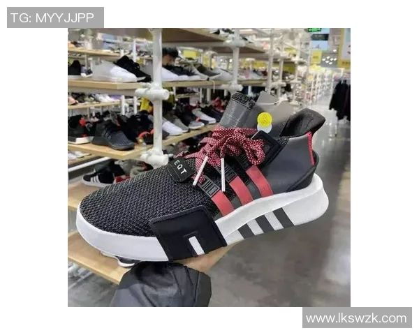 无鞋带足球鞋球星引领潮流突破传统激发球场新风尚