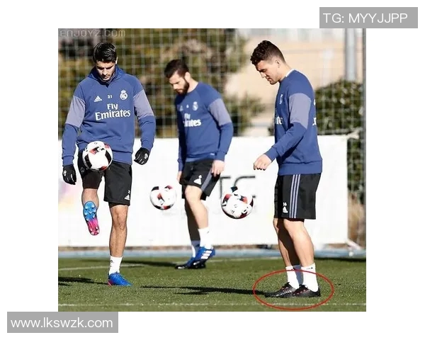 穿高帮足球鞋的明星球员盘点及其独特踢球风格分析