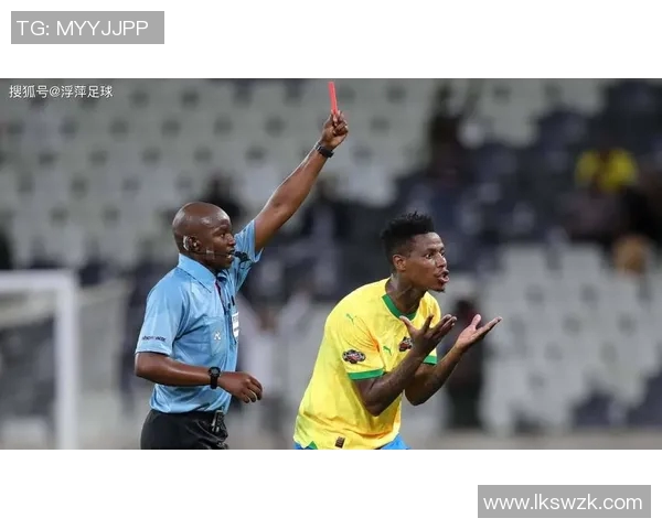 足球球星赛场突发意外惊现吞舌瞬间引发球迷广泛关注